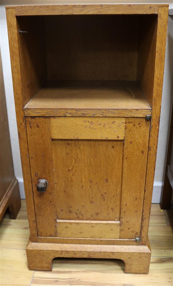 A pair of Gordon Russell oak bedside cupboards W.31cm